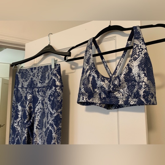 Carbon38 Metallic Snake High-Rise Legging - Picture 5 of 6